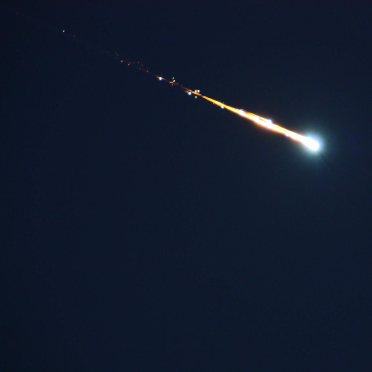 Dengan dikenal proses peristiwa terbakarnya meteoroid Pengertian Meteor