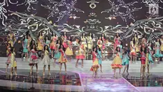 Finalis Puteri Indonesia saat tampil pada Malam Puncak Puteri Indonesia 2018 di JCC, Jakarta, Jumat (9/3). 39 perempuan cantik dan berbakat dari 34 provinsi yang berebut mahkota dan selempang juara. (Liputan6.com/Herman Zakharia)