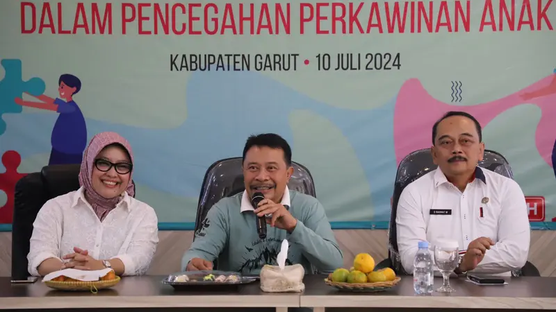 Pj. Bupati Garut, Barnas Adjidin, menyampaikan materi dalam kegiatan Penguatan Pusat Pembelajaran Keluarga (PUSPAGA) dalam rangka mencegah perkawinan anak di Garut. (Liputan6.com/Jayadi Supriadin)