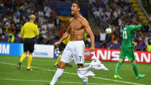 Cristiano Ronaldo membuka kausnya usai memastikan kemenangan Real Madrid atas Atletico Madrid di San Siro