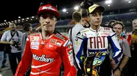 Nicky Hayden (kiri) dan Valentino Rossi saat menghadiri foto grup di Sirkuit Internasional Losail di Qatar, Jumat (10/4/2009). (AP Photo / Hassan Ammar)