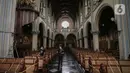 Pekerja melakukan persiapan jelang ibadah Natal, di Gereja Katedral, Jakarta, Senin (20/12/2021). Sejumlah persiapan dan pemasangan dekorasi mulai dilakukan pihak Gereja Katedral untuk menyambut misa dan perayaan Natal. (Liputan6.com/Faizal Fanani)