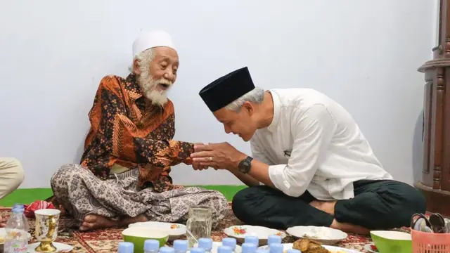 Calon presiden Ganjar Pranowo bersilaturahmi ke kediaman Abuya Muhtadi di Pondok Pesantren Roudatul Ulum, Kampung Cidahu, Dusun Tanagara, Kec. Cadasari, Kab. Pandeglang, Prov. Banten, Senin (13/11/2023) (Istimewa)