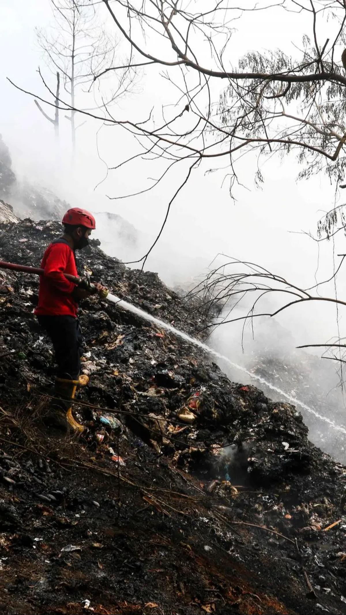 Kebakaran tersebut diketahui terjadi sekitar pukul 21.15 WIB pada Minggu (22/101/2023) malam.
