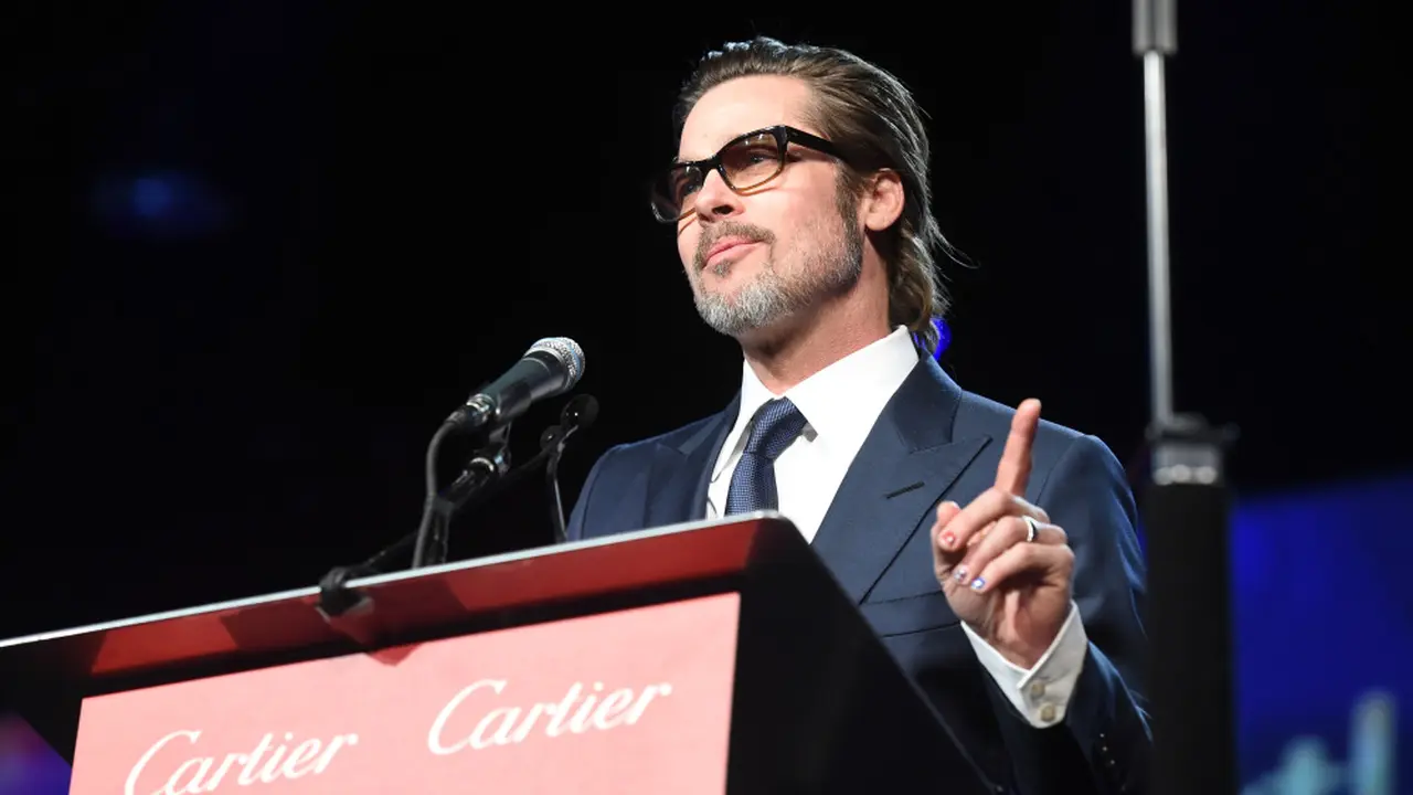 Centilnya Brad Pitt Saat Kenakan Cat Kuku Aneka Warna