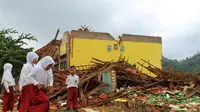 Kondisi Gedung SDN Mandala IV di Kecamatan Rubaru, Sumenep, Madura, Jawa Timur, yang ambruk rata dengan tanah. (Liputan6.com/Mohamad Fahrul)