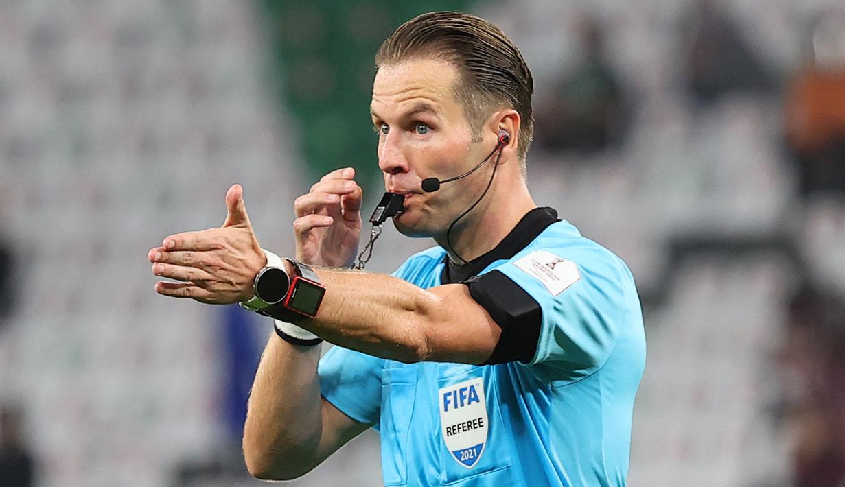 Wasit asal Belanda, Danny Makkelie terpilih untuk memimpin laga pembuka Euro 2020 (Euro 2021) antara Turki melawan Italia, Sabtu (12/6/2021) dini hari WIB. Sosoknya sempat menjadi perbincangan kala memimpin laga Kualifikasi Piala Dunia 2022 Serbia kontra Portugal. (Foto: AFP/Karim Jaafar)