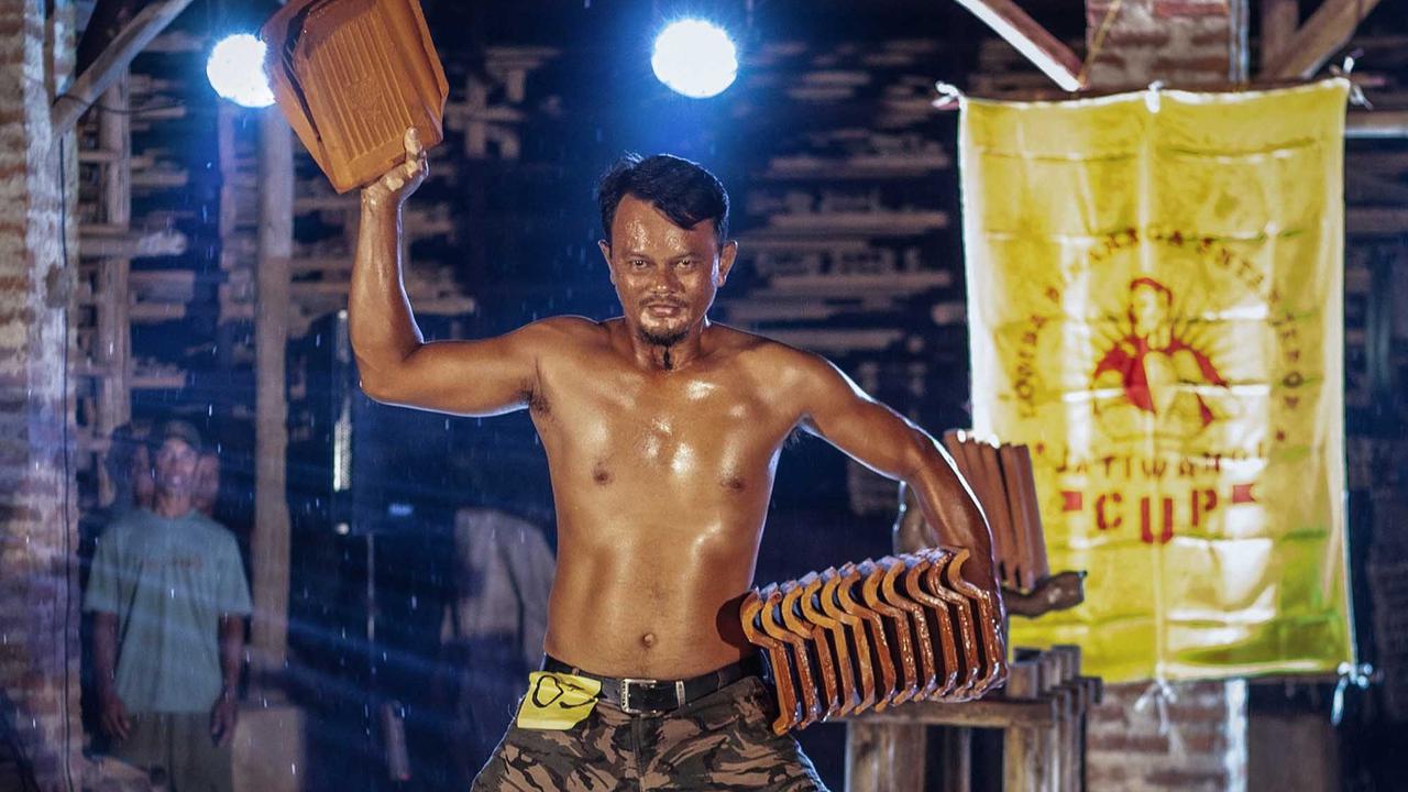 FOTO: Binaraga Genteng: Aksi Pekerja Jatiwangi Pamer Otot demi Selamatkan Tradisi