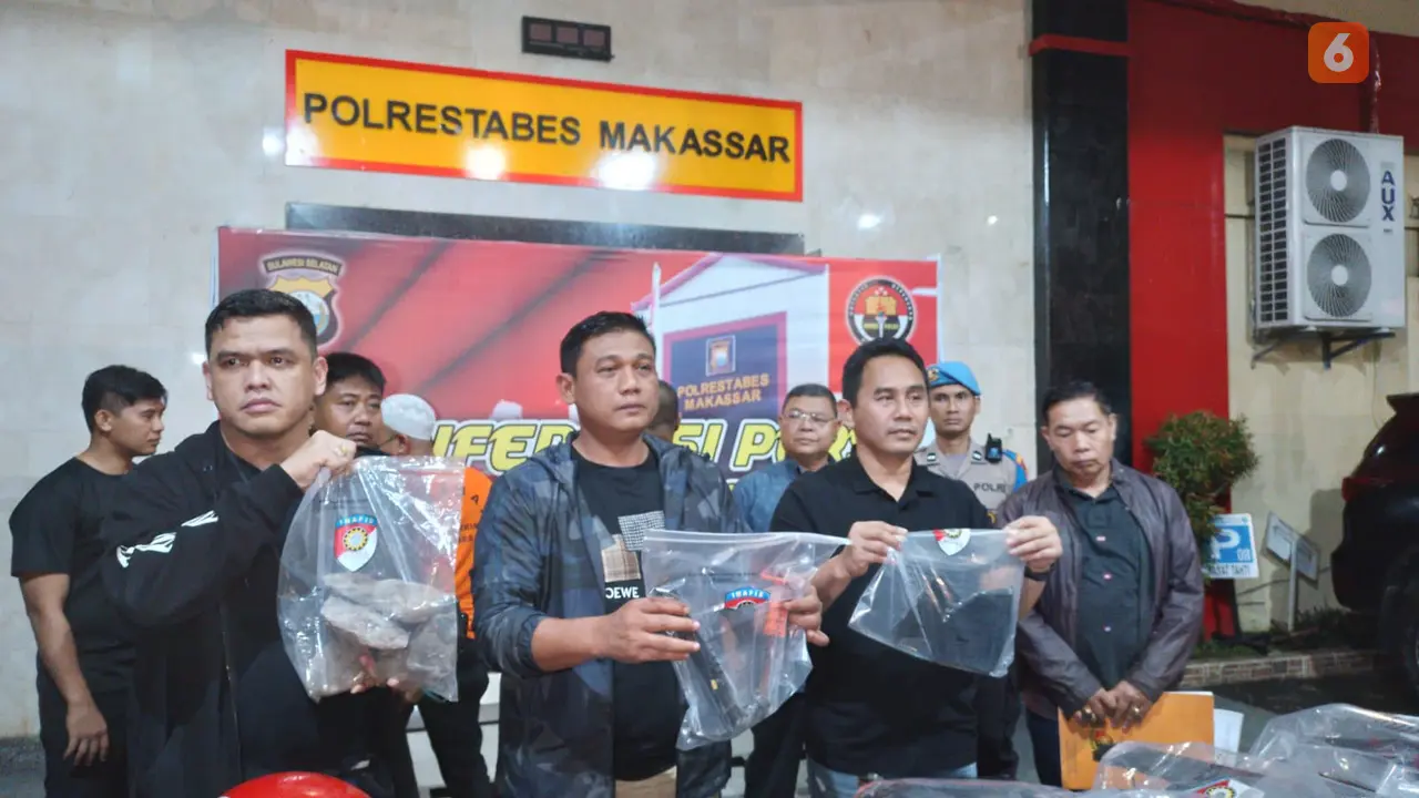 Press release penangkapan pelaku penyerangan rumah eks anggota DPD RI di Makassar (Liputan6.com/Fauzan)