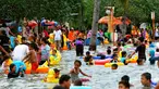 Libur Natal dan Sekolah, Taman Impian Jaya Ancol dipadati pengunjung, Jakarta, Jumat (26/12/2014). (Liputan6.com/Faisal R Syam)
