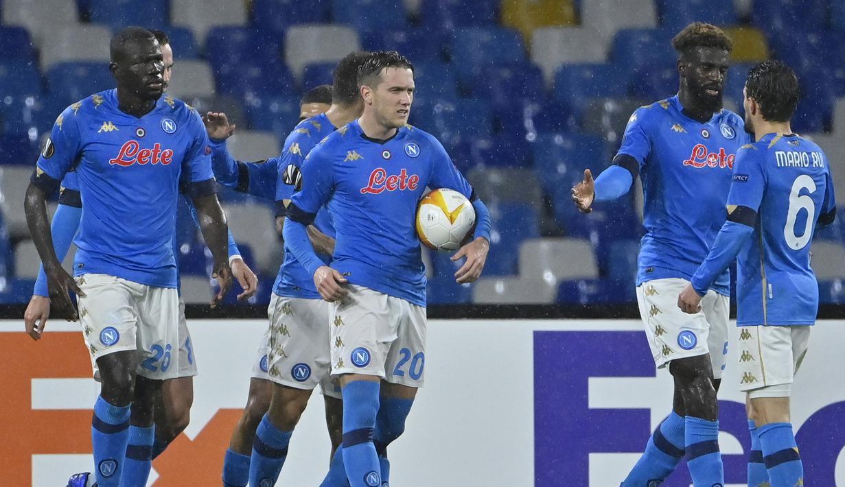 Gelandang Napoli, Piotr Zielinski (tengah), melakukan selebrasi bersama rekan-rekannya usai mencetak gol ke gawang Real Sociedad dalam laga lanjutan Liga Europa 2020/21 Grup F di Diego Armando Maradona Stadium, Kamis (10/12/2020). Napoli bermain imbang 1-1 dengan Real Sociedad. (AFP/Alberto Pizzoli)