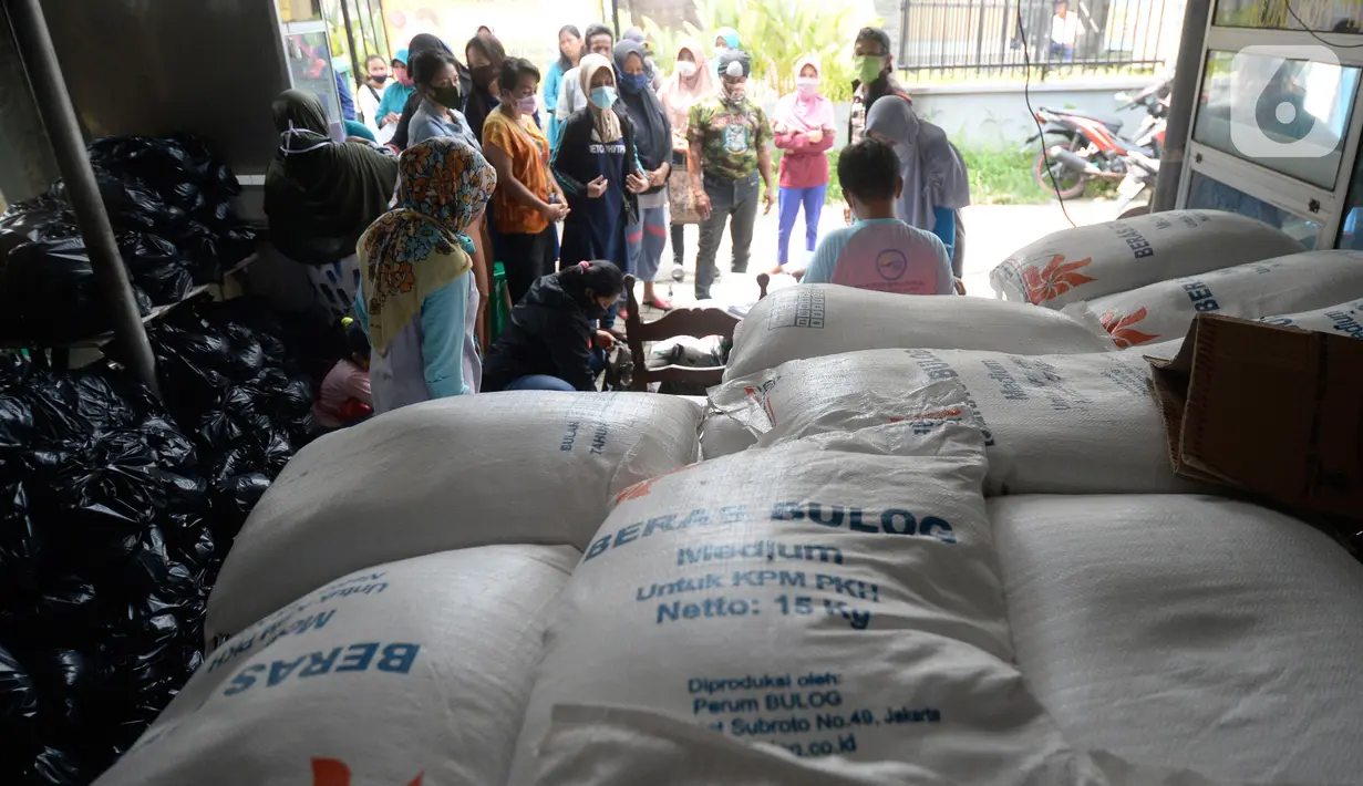Warga mengantre untuk menerima dua paket sembako dari Kementerian Sosial dan Presiden di Kelurahan Pondok Benda, Tangerang Selatan, Minggu (25/10/2020). Paket sembako tersebut diberikan kepada 475 warga di seluruh Kelurahan Pondok Benda. (merdeka.com/Dwi Narwoko)
