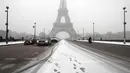 Suasana di Menara Eiffel saat turun salju di Paris, Prancis, (6/2). Sebelumnya Paris mengalami banjir bandang  akibat meluap Sungai Seine yang dipicu oleh curah hujan tinggi. (AP Photo / Francois Mori)
