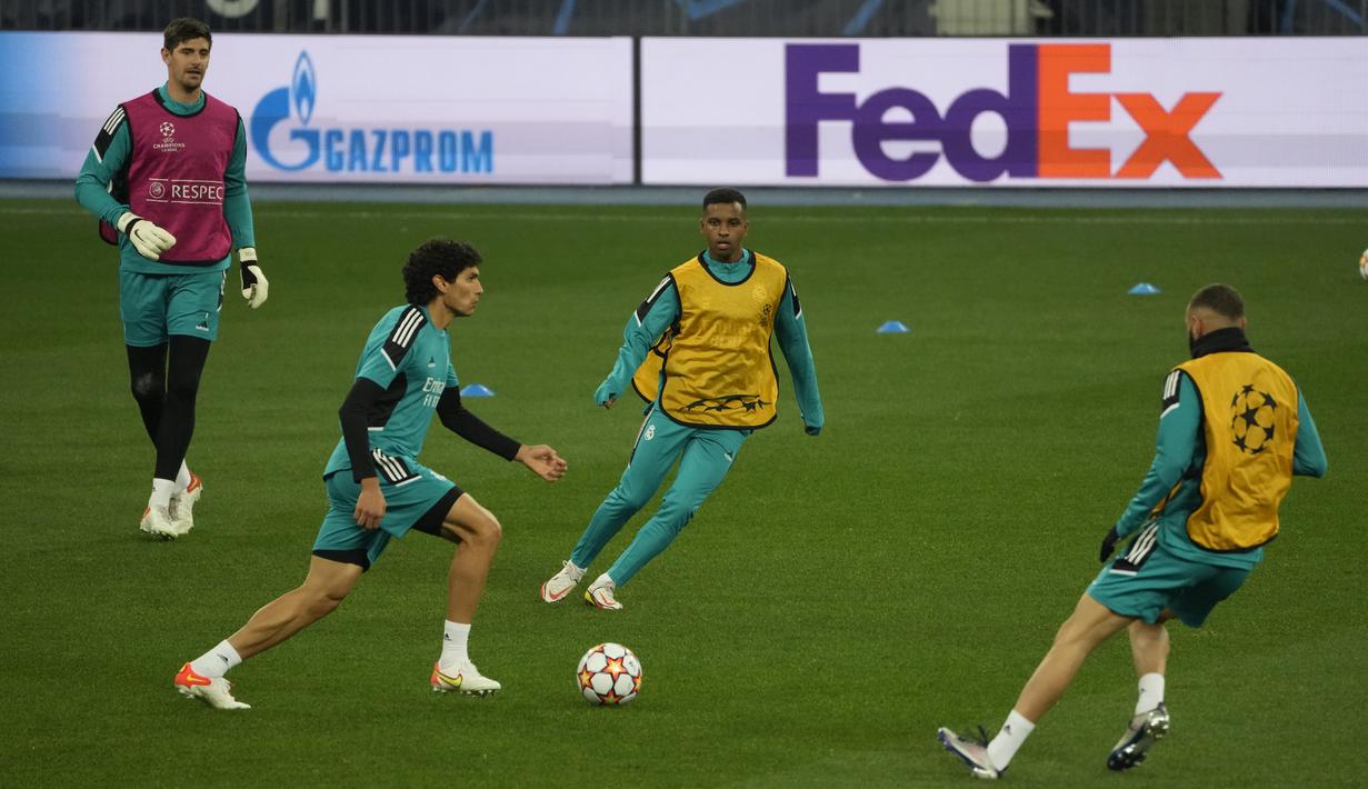 Para pemain Real Madrid saat mengikuti sesi latihan di Stadion Olimpiyskiy di Kyiv, Ukraina, Senin (18/10/2021). Real Madrid akan bertanding melawan Shakhtar Donetsk pada Grup D Liga Champions di NSC Olimpyskiy. (AP Photo/Efrem Lukatsky)