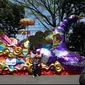 Seorang warga berfoto di kendaraan karnaval sebelum dimulainya Karnaval Kemerdekaan Pesona Parahyangan 2017 di sekitar Gedung Sate, Bandung, Sabtu (26/8). Karnaval ini merupakan rangkaian dan penutupan HUT Kemerdekaan RI ke-72. (Liputan6.com/Johan Tallo)