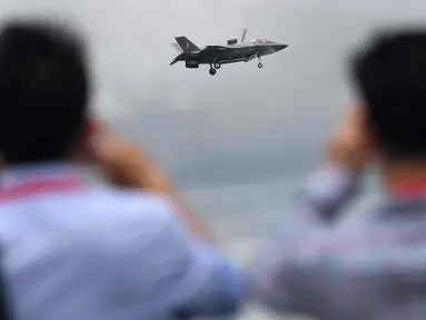 Jet tempur Angkatan Udara AS F35-B berpartisipasi selama pertunjukan udara saat Singapore Airshow di Singapura, Selasa (11/2/2020). Pameran dirgantara terbesar di Asia tersebut dibayangi wabah virus korona, yang memaksa puluhan perusahaan dunia absen dalam perhelatan besar itu. (Roslan RAHMAN/AFP)