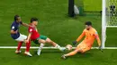 Gelandang Maroko, Abde Ezzalzouli mencoba melakukan tembakan ke gawang kiper Prancis Hugo Lloris selama pertandingan semifinal Piala Dunia 2022 di Maroko di Stadion Al Bayt di Al Khor, Qatar, Kamis (15/12/2022). Prancis menang atas Maroko dengan skor 2-0.  (AP Photo/Petr David Josek)