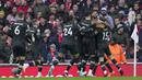 Pemain Bournemouth, Philip Billing (kanan kedua) melakukan selebrasi bersama rekannya setelah mencetak gol ke gawang Arsenal pada laga pekan ke-26 Liga Inggris 2022/2023 yang berlangsung di Emirates Stadium, London, Sabtu (04/03/2023). Billing tercatat sebagai pencetak gol tercepat kedua di Liga Inggris di bawah Shane Long. (AP Photo/Kin Cheung)