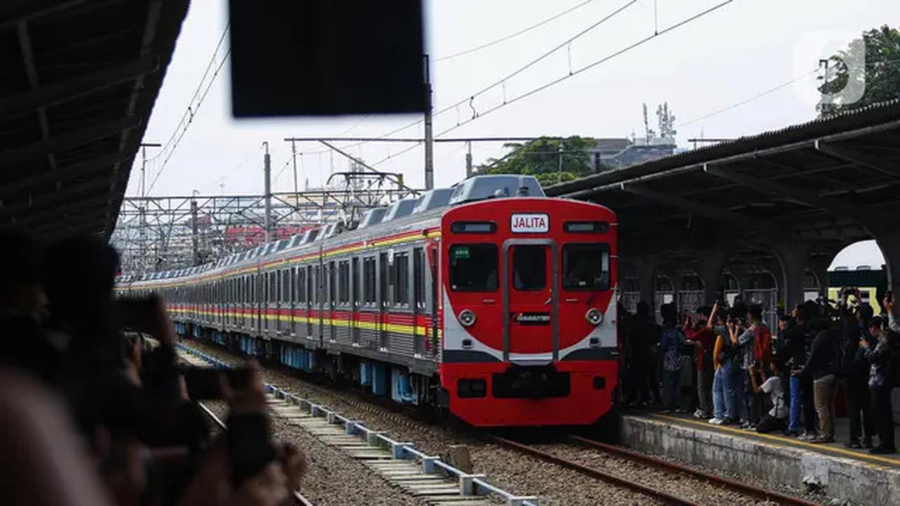 Antusiasme Warga Saksikan Parade Napak Tilas 100 Tahun Operasional KRL di Indonesia