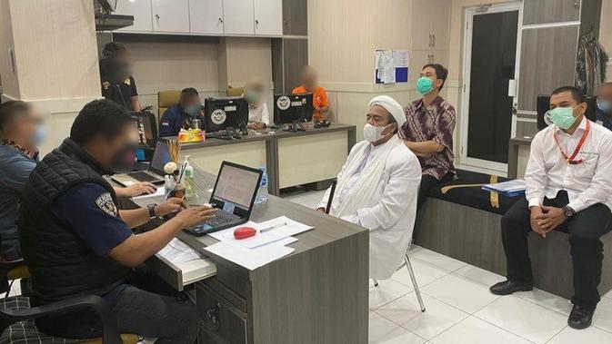 Rizieq Shihab tengah menjalani pemeriksaan di ruang penyidik. (Istimewa)