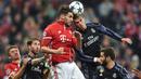 Gelandang Bayern Munchen, Javi Martinez, duel udara dengan striker Real Madrid, Gareth Bale. Pada laga tersebut Real Madrid menguasi pertandingan dengan 51 persen penguasaan bola sementara Bayern Munchen 49 persen. (AFP/Christof Stache)