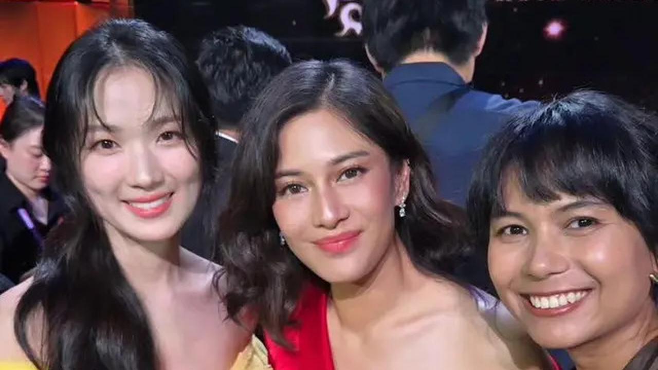 6 Potret Cantik Paripurna Dian Sastrowardoyo dengan Makeup Fresh di Seoul Drama Awards 2024, Foto Bareng Kim Hye Yoon