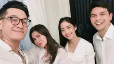 Setelah resmi bercerai dari Dhena Devanka, kebersamaan Ijonk dan Ririn semakin intens. Baru-baru ini, Benny Simanjuntak yang merupakan paman dari Ijonk pun membagikan sebuah video perayaan pesta sambut Natal. Pada momen itu terlihat beberapa artis ikut hadir, termasuk Ririn Dwi Ariyanti.(Liputan6.com/IG/@ririn.ijonk_lovers)