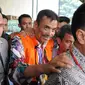 Wali Kota Madiun Bambang Irianto berjalan menuju mobil tahanan usai menjalani pemeriksaan di gedung KPK, Jakarta, Rabu (23/11). KPK resmi menahan Bambang Irianto terkait dugaan kasus korupsi Pasar Besar Madiun tahun 2009-2012. (Liputan6.com/Helmi Afandi)