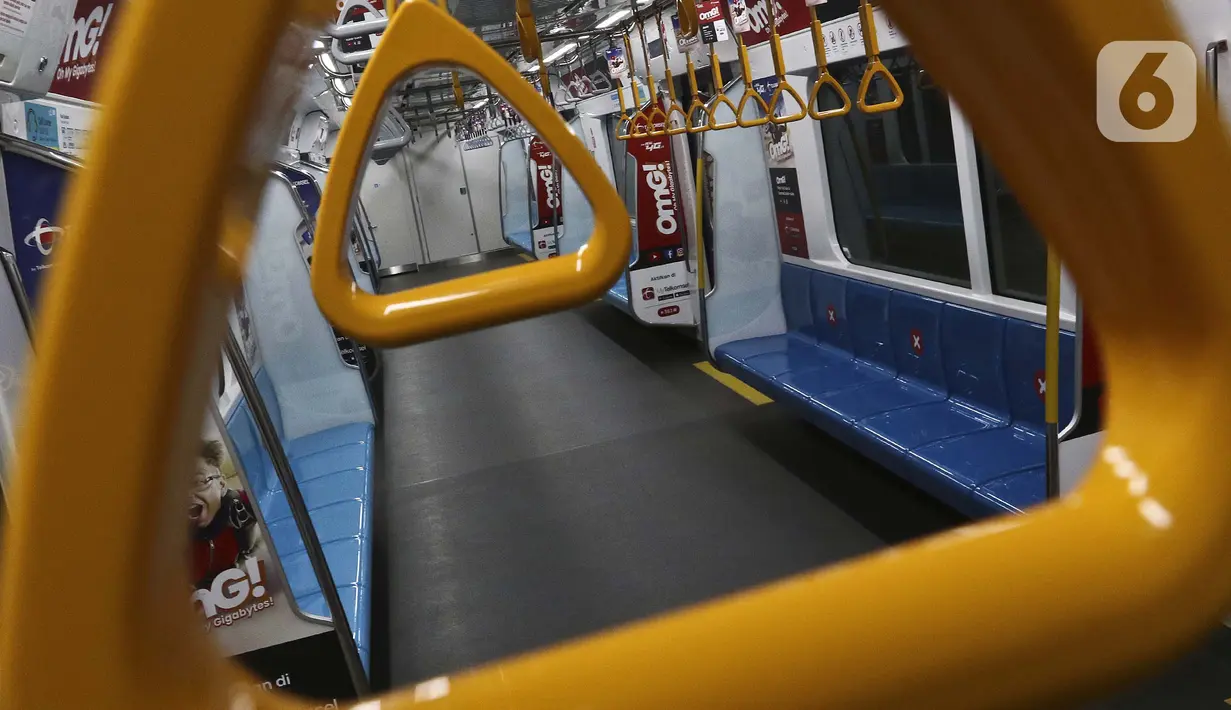 Suasana kereta Mass Rapid Transit (MRT) di Jakarta, Sabtu (21/3/2020). Pemerintah Provinsi DKI Jakarta membatasi jam operasional MRT menyusul status tanggap darurat bencana COVID-19 di Ibu Kota. (Liputan6.com/Johan Tallo)