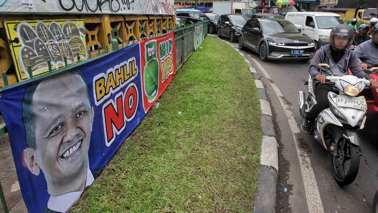 Paska Kelangkaan Gas LPG 3 Kg, Spanduk Kekecewaan Warga Bermunculan di Sejumlah Jalan Ibukota Jakarta.