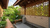 11 Desain Tempat Wudhu Rumah dengan Dinding Roster, Adem dan Estetik