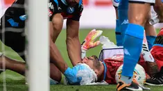 Kiper Napoli, David Ospina, mendapatkan perawatan tim medis ketika mengalami cedera laga Napoli kontra Atalanta pada Jumat (3/7/2020). Ospina yang coba menghalau bola berbenturan dengan Mario Rui dan Mattia Caldara dan mengalami cedera pendarahan di bagian kepala. (AFP/Miguel Medina)