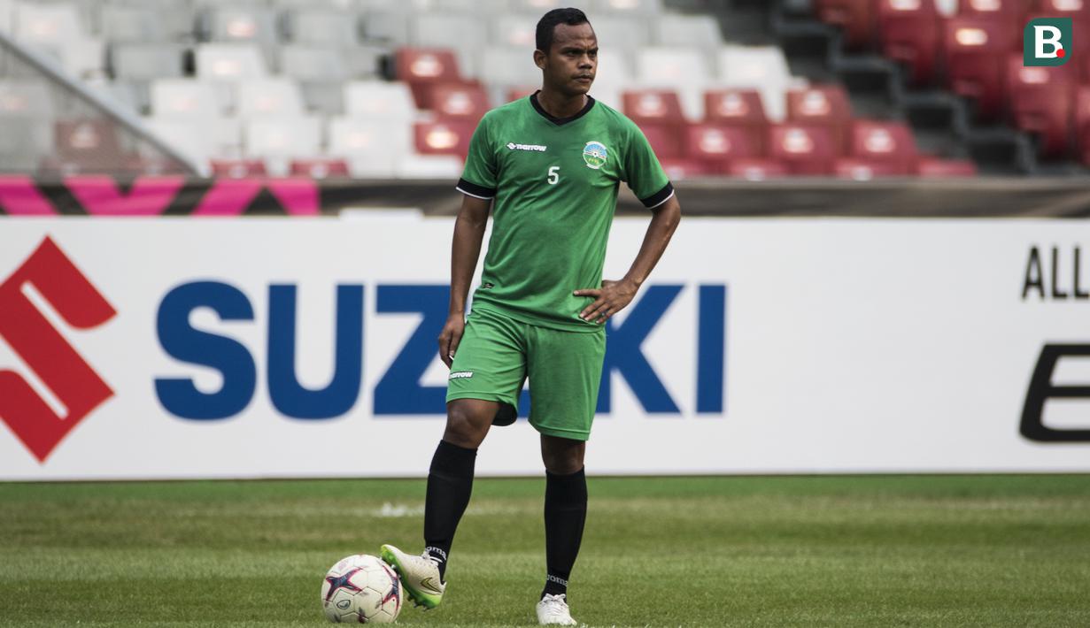 Pemain Timor Leste, Jorge Sabas, mengamati instruksi saat latihan di SUGBK, Jakarta, Senin (12/11). Latihan ini persiapan jelang laga Piala AFF 2018 melawan Timnas Indonesia. (Bola.com/Vitalis Yogi Trisna)