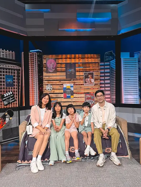 Hadiri salah satu acara talkshow di stasiun televisi, gaya Kimbab Family dengan outfit nuansa warna biru, pink, dan putih. Tambahkan pula satu warna kontras seperti celana Appa Jay untuk memberikan statement pada keseluruhan tampilan. (Instagram/kimbabfamily.official).