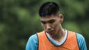 Pemain Persita Tangerang, Tamirlan Kozubaev, melepas dahaga saat latihan di Lapangan SPH Karawaci, Tangerang, Rabu (29/1). Latihan ini merupakan persiapan jelang Liga 1 Indonesia 2020. (Bola.com/Vitalis Yogi Trisna)
