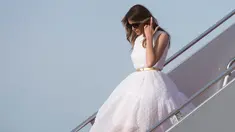 Ibu Negara AS, Melania Trump turun dari pesawat kepresidenan Air Force One di Pangkalan udara Andrews, Maryland, (16/4). Presiden Donald Trump dan keluarga berlibur Paskah di Palm Beach, Florida. (AFP Photo / Jim Watson)