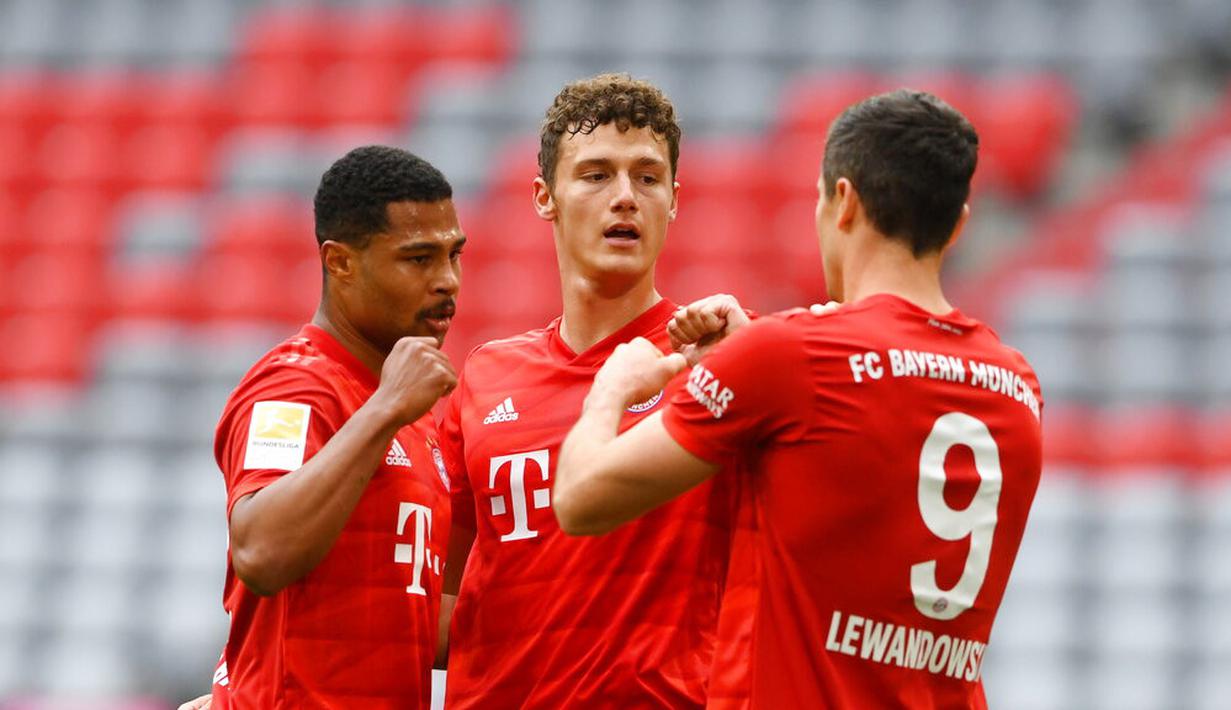 Para pemain Bayern Munchen merayakan gol yang dicetak oleh Benjamin Pavard ke gawang Fortuna Duesseldorf pada laga Bundesliga di Allianz Arena, Sabtu (30/5/2020). Bayern Munchen menang 5-0 atas Fortuna Duesseldorf. (AP/Christof Stache)