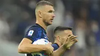 Inter Milan baru berhasil menyamakan skor 2-2 di babak kedua. Pada menit ke-72, Edin Dzeko behasil memanfaatkan bola muntah yang gagal diantisipai Juan Musso usai mendapat tembakan dari Federico Dimarco. (AP/Luca Bruno)