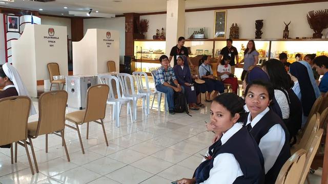 Antrean pemilih di TPS KBRI Manila, Filipina pada hari pemungutan suara, Minggu 14 April 2019 (kredit: KBRI Manila)