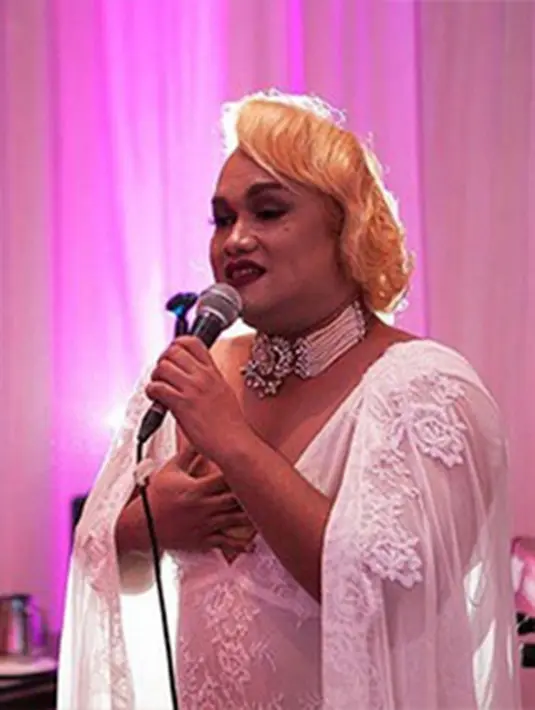 Tata Liem tidak melakukan operasi transgender, namun gaya fashion dan gesturnya sangat wanita, Tata mengungkapkan firinya menjalin hubungan dengan laki-laki.  (Via Instagram/Tata Liem)