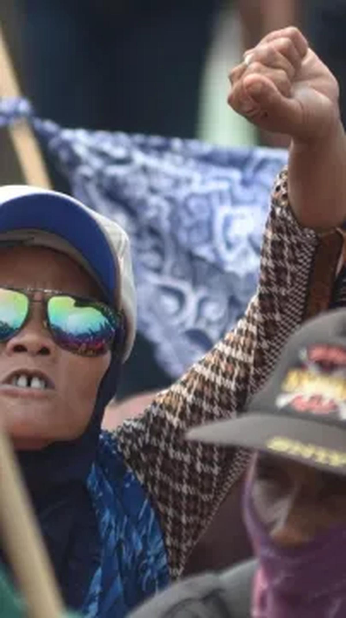 Saat aksi itu, para pedagang dijanjikan akan akses pejalan kaki akan dibuka. Namun, pemerintah daerah dan DJKA tetap menutup jalur menuju pasar.