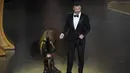 Aksi Jimmy Kimmel sebagai host Oscar 2023 berjalan di atas panggung dengan keledai selama ajang Academy Awards ke-95 di Dolby Theatre di Los Angeles, California, Minggu (12/3/2023). Momen Kimmel membawa keluar Jenny si keledai ke atas panggung Academy Awards ke-95 membawa keseruan tersendiri. (AP Photo/Chris Pizzello)