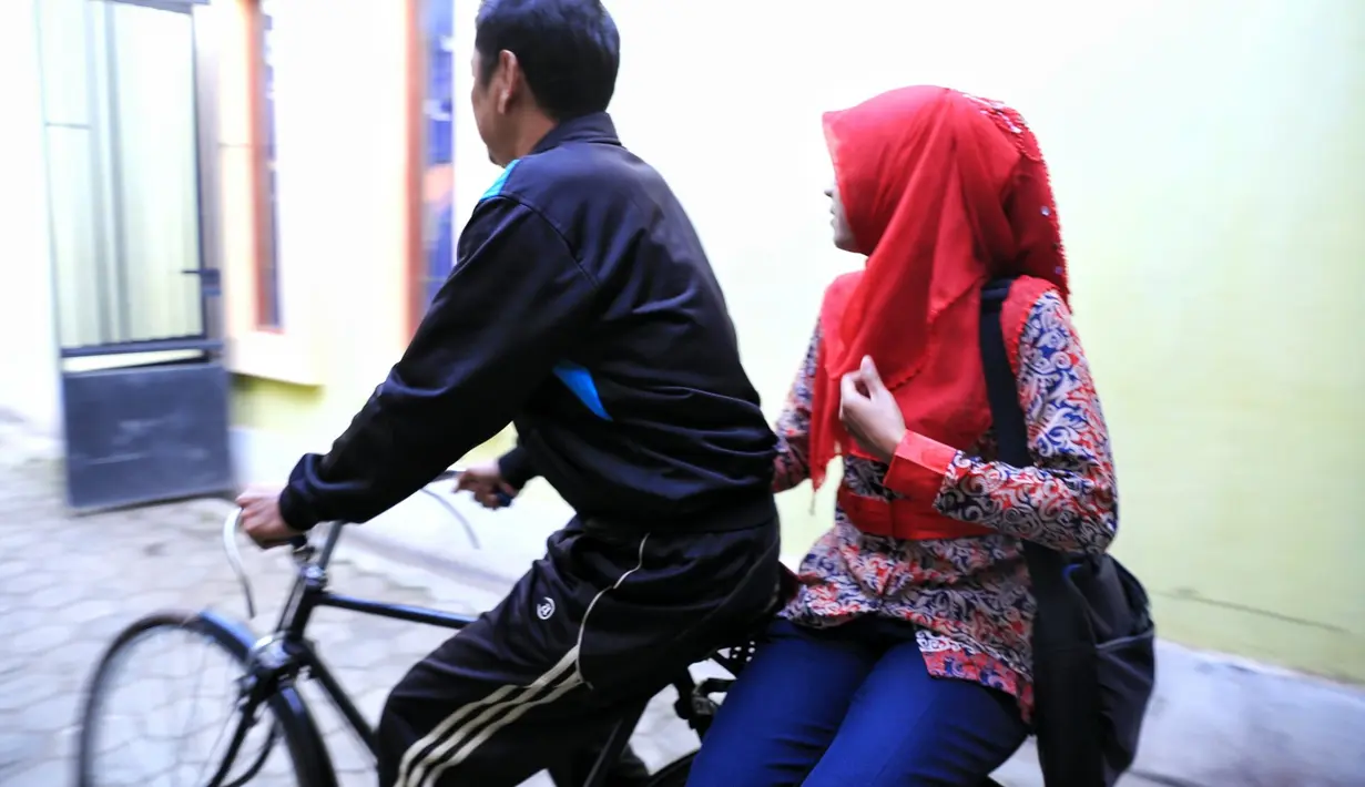 Pukul 06.30 WIB, Rizma berangkat bareng ayahnya, Ahmad Nurhadi yang kebetulan berprofesi sama. Rizma mengajar di Sekolah Dasar Negeri 02 Karangwungu yang tidak jauh dari ayahnya mengajar. (Adrian Putra/Bintang.com)