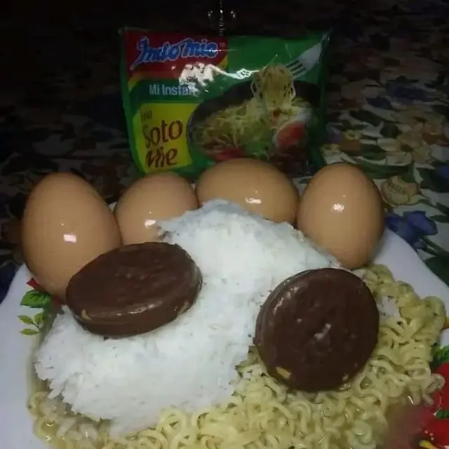 6 Potret Makan Nasi Pakai Cokelat Ini Absurd, Gagal Meningkatkan Mood