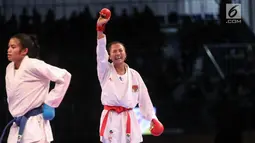 Karateka putri Indonesia, Srunita Sari tangan usai mengalahkan karateka asal Thailand, Paweena Raksachart dalam nomor kumite bawah 50 kg putri Sea Games 2017, Kuala Lumpur, Malaysia, (22/8). Srunita menang dengan skor 6-0. (Liputan6.com/Faizal Fanani)