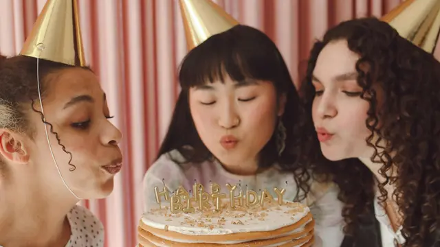 Sahabat sejati turut merayakan kebahagiaanmu