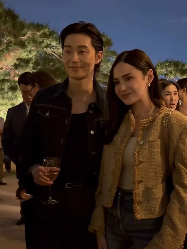 Syifa Hadju di Cocktail Party Chanel di Seoul foto bareng Park Seo Joon. [Dok. @optionstheedge]