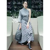 Tampilan street style Sandra Dewi. (Instagram/sandradewi)