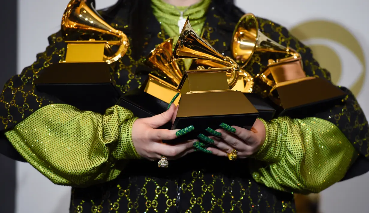 Billie Eilish berpose dengan piala penghargaan Grammy Awards 2020 di Staples Center, Los Angeles, Amerika Serikat, Minggu (26/1/2020). Eilish berhasil menang dalam kategori Record of the Year, Album of the Year, Song of the Year, Best Pop Vocal Album, serta Best New Artist. (AP Photo/Chris Pizzello)