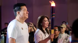 Peraih&nbsp;medali emas olimpiade bulu tangkis, Susi Suasanti (kanan) dan Alan Budikusuma membawa obor saat acara peresmian Aice sebagai es krim ofisial Tim Indonesia di Olimpiade 2024 di Djakarta Theater XXI, Jakarta, Jumat (05/07/2024). (Bola.com/Bagaskara Lazuardi)